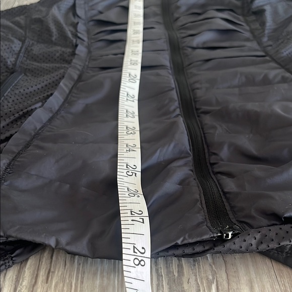 Lululemon Black Sleeveless Jacket - Picture 10 of 11